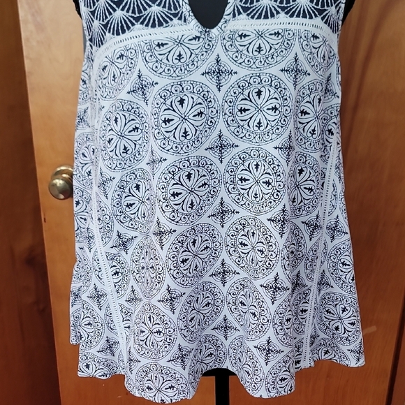 Crown & Ivy Black and White Geometric Blouse - Picture 4 of 7